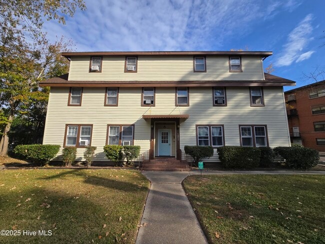 Building Photo - 1221 Carolina Ave