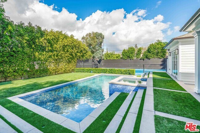 Building Photo - 4800 Zelzah Ave