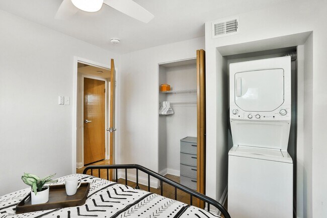 Building Photo - St. Louis Hills Charmer