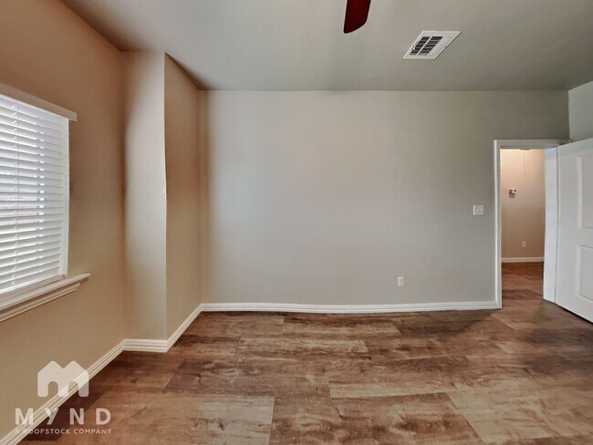 Building Photo - 3261 Karen St