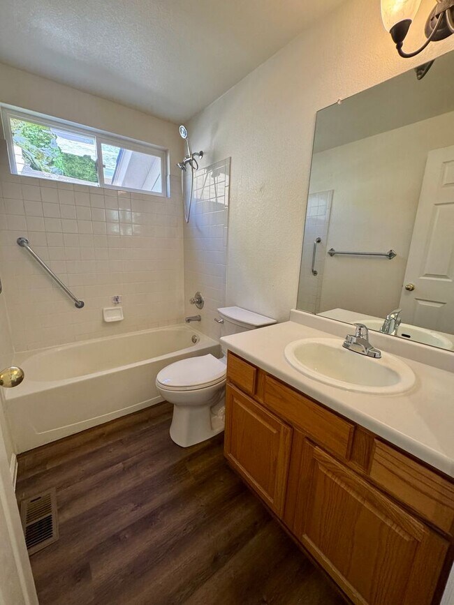 Building Photo - 4 Bed / 4 Bath Dream Home in the Hills at ...