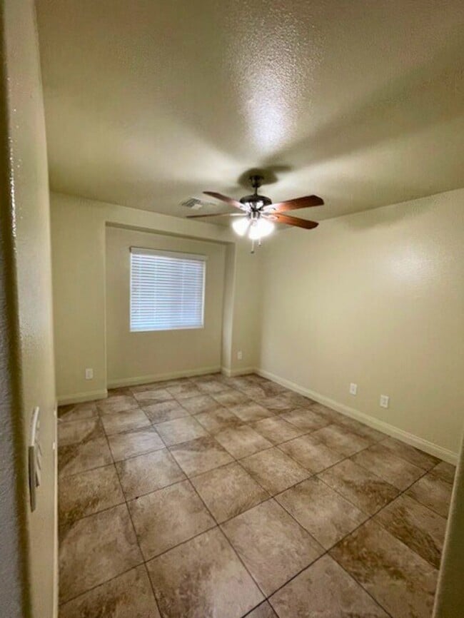 Building Photo - MOVE-IN READY 3BR/2BA SINGLE FAMILY HOME I...