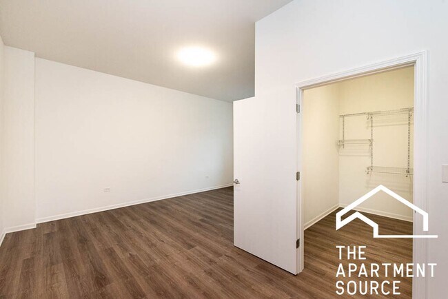 Building Photo - South Loop 3 bed 2 bath -- Updated Kitchen...