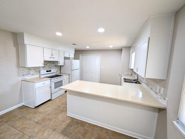 Building Photo - 35 Solar St