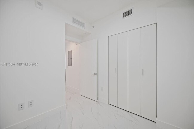 Building Photo - 700 NE 24th St