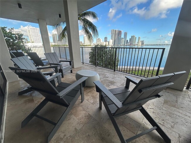 Building Photo - 801 N Venetian Dr