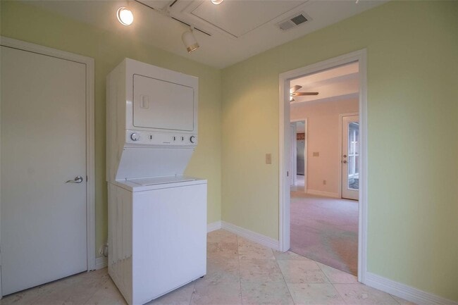 Building Photo - White Rock Highlands  4 bedrooms, 2.5 baths