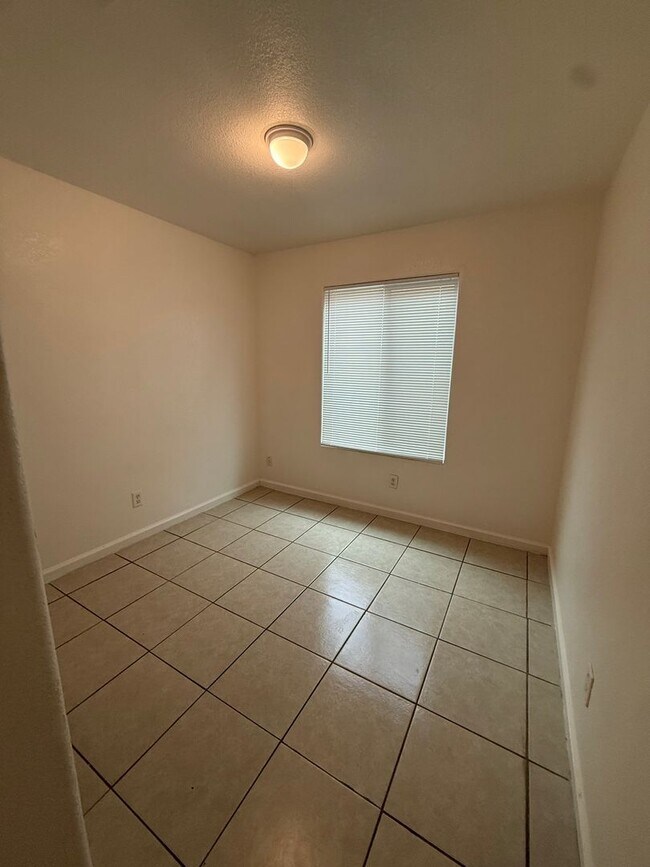 Building Photo - Move-in Ready!