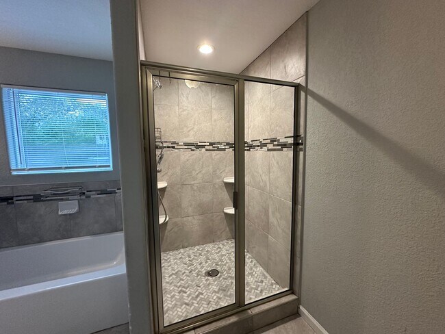 Building Photo - Spacious and beautifully designed home wit...