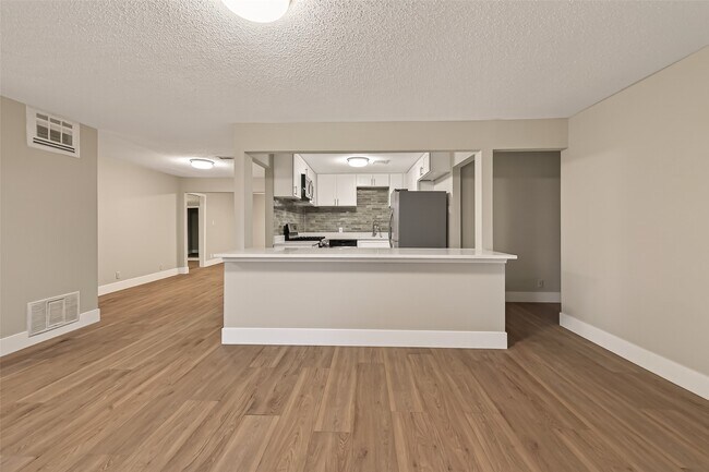 Building Photo - 5833 Southlea St