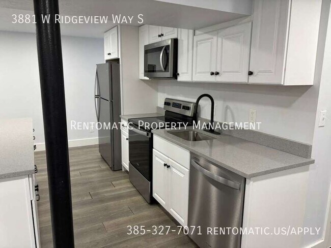 Building Photo - 3881 Ridgeview Way