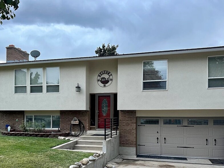 Building Photo - 2648 E Manor Dr