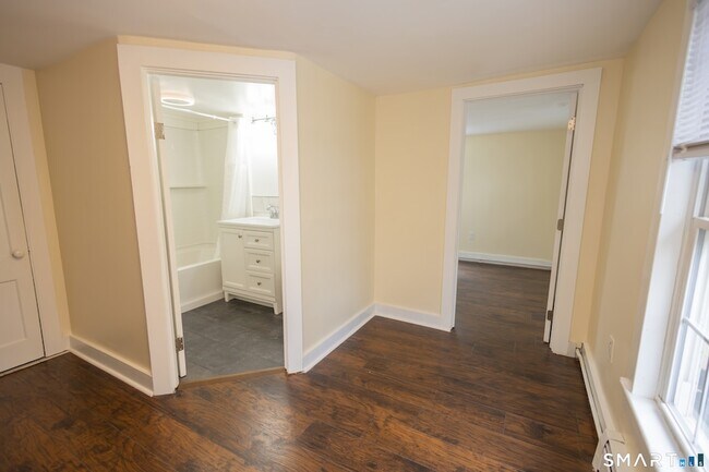 Building Photo - 387 Buckland St