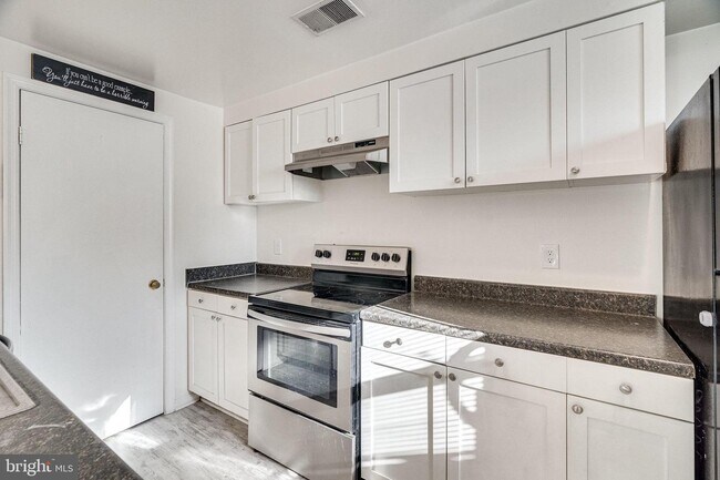 Building Photo - Elevated Comfort: Spacious Condo with Loft...