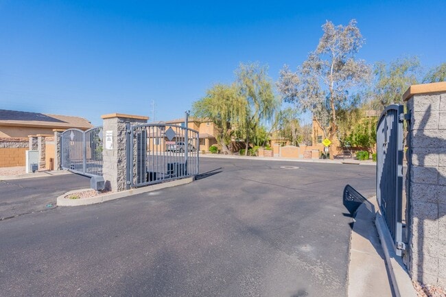 Building Photo - Spacious 4 Bed 2.5 Ba in Gated Community