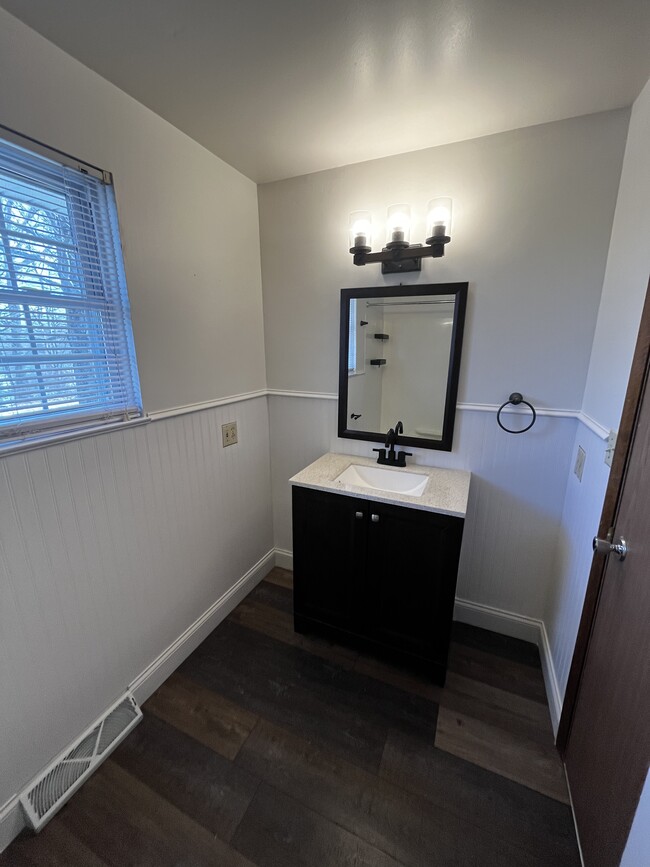 Full Bathroom - 4305 S Main St