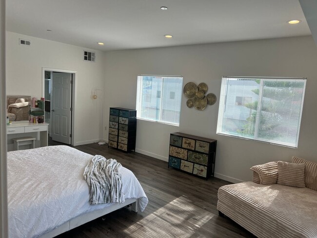 Building Photo - 1119 N Berendo St