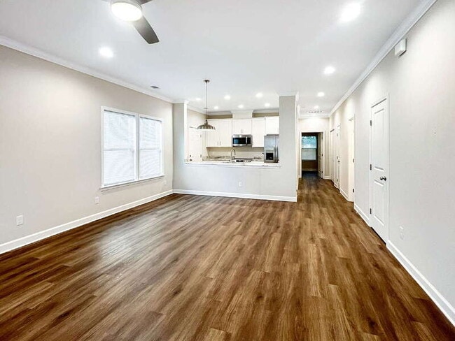 Building Photo - 39 Travis St