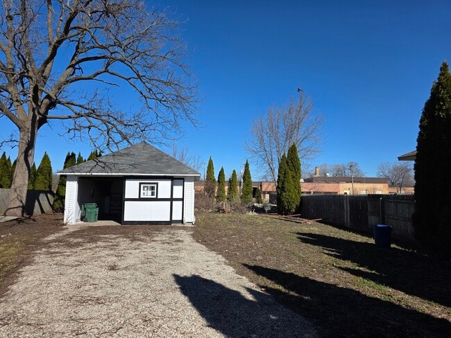 Building Photo - 122 Hawley St