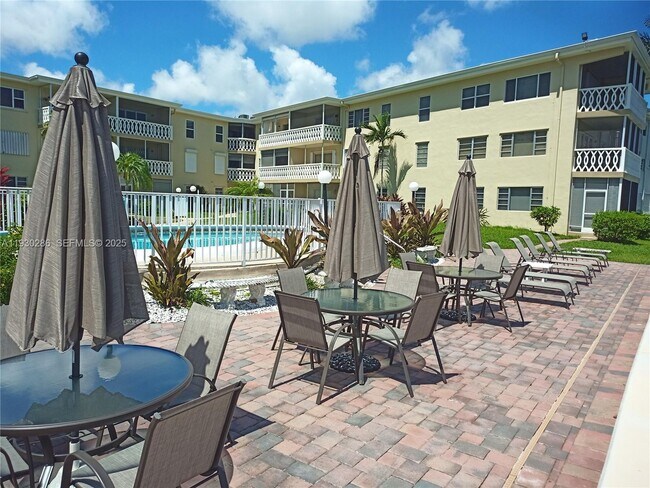 Building Photo - 450 Golden Isles Dr