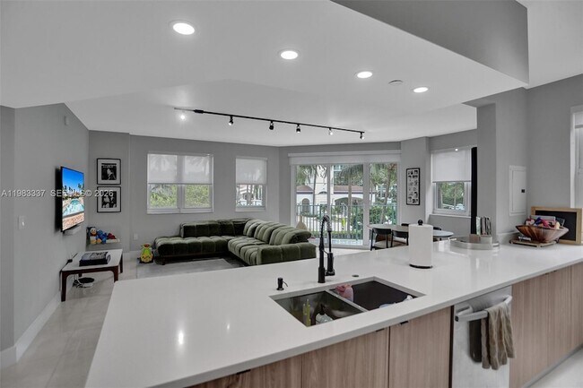 Building Photo - 20000 E Country Club Dr