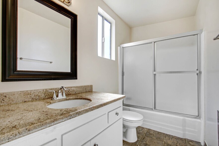 Building Photo - 1550 S Saltair Ave