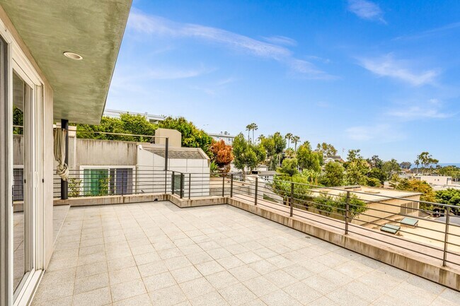 Building Photo - 3 Bed 3 Bath Ocean View, Penthouse "Mark Singer" Residence in Downtown Laguna Beach