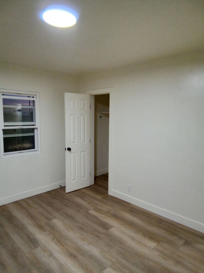 Building Photo - Beautifully Remodeled 2-bedroom apartment