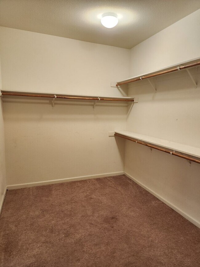 Building Photo - 5 Bedroom 3 Bathroom with 3 car Garage in the Sylvan School District