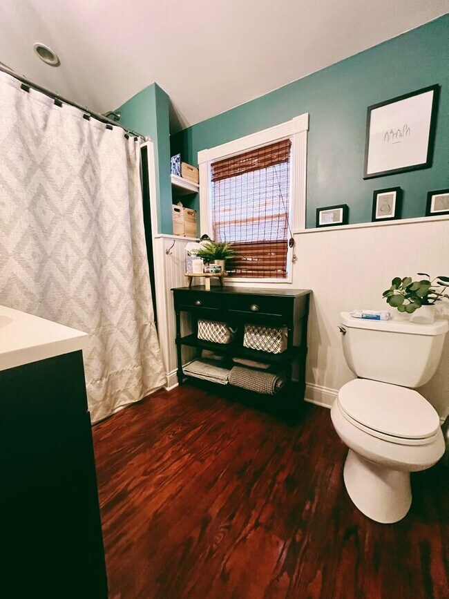 Building Photo - Gorgeous 2-Bed Townhome in Pennsport! Available on NOW!