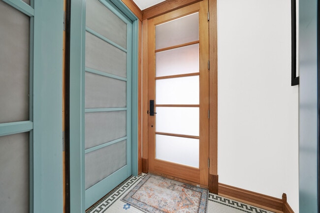 Building Photo - 1226 S 60th Ct