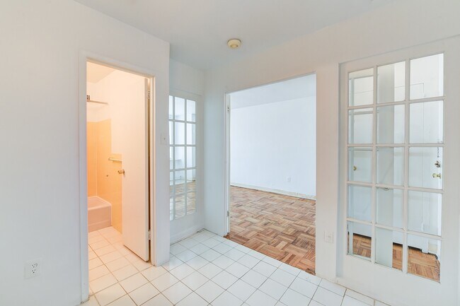 Building Photo - Charming & Bright Junior One Bedroom at River Place North
