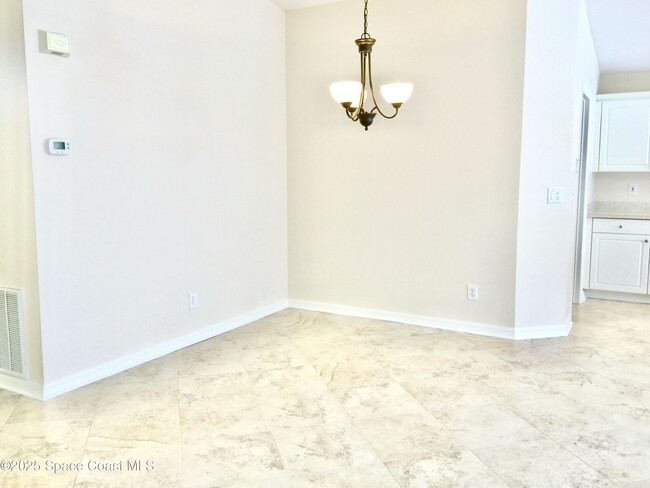 Building Photo - 974 Villa Dr