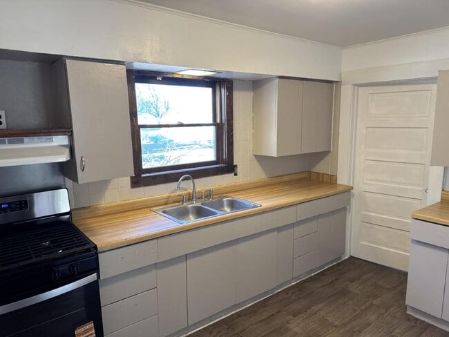 Building Photo - 5304 Hollis Ave