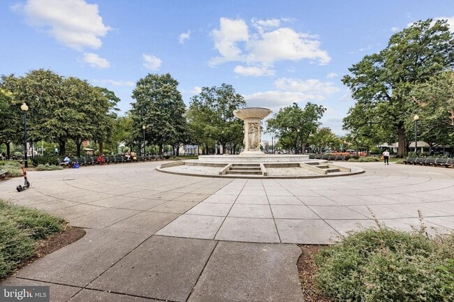 Building Photo - Spacious Renovated Dupont Circle Condo Walking Distance to Metro!