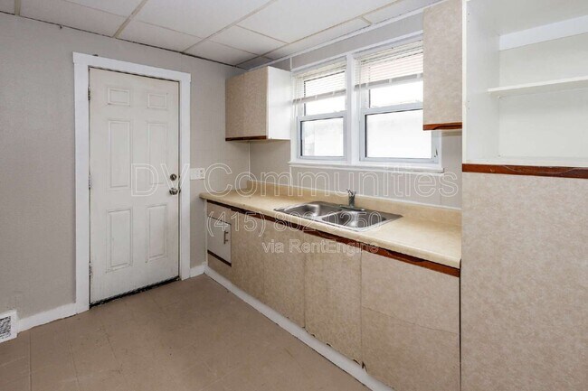 Building Photo - 3818 Highland Rd