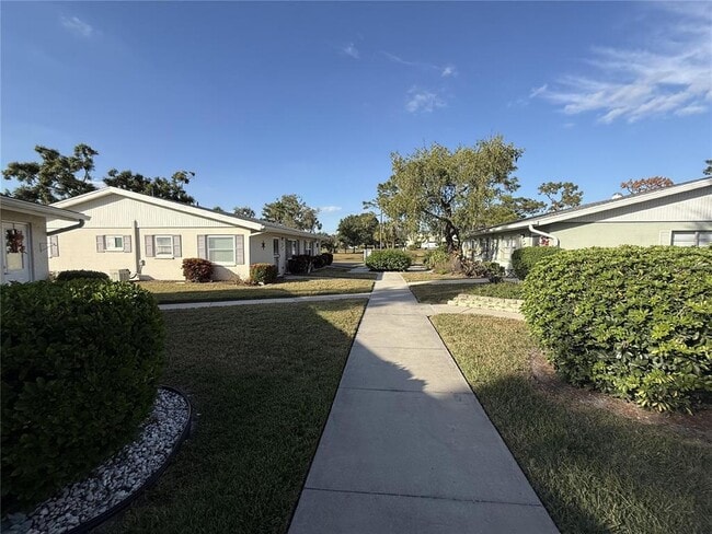 Building Photo - 2202 Clubhouse Dr