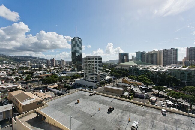 Building Photo - Fully Furnished One Bedroom Unit, Centrally located to Busline, Shopping and Grocery Store