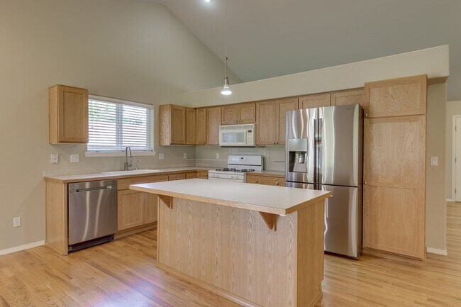 Building Photo - Shoreline Rambler Available NOW! 4 Bed 2 Bath w/spacious backyard!