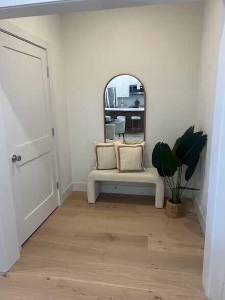 Building Photo - 105 Sea St