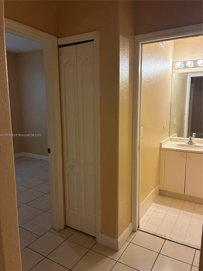 Building Photo - 1536 SE 25th St