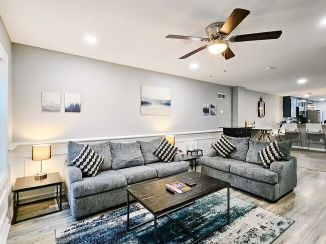 Building Photo - Townhome on Lawyer's Row