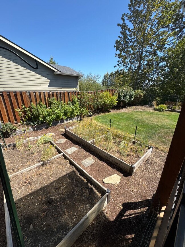 Building Photo - Beautiful 3 bedroom with bonus loft area i...