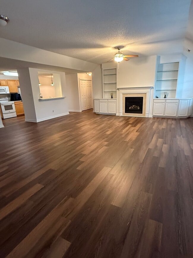 Building Photo - Move In Ready Condo