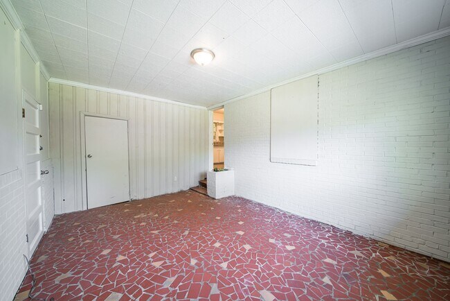 Building Photo - Nice 3 Bedroom/1 Bath Home with Bonus Room!