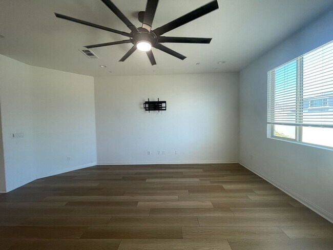 Building Photo - Comfortable & Convenient Living in the Hea...