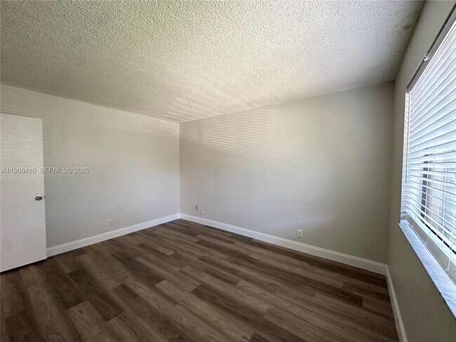 Building Photo - 403 Lakeview Dr