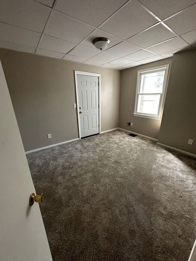 Building Photo - 3 Bedroom | 2 Bathroom | $1,400