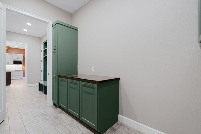 Building Photo - 405 Waggoner Ln