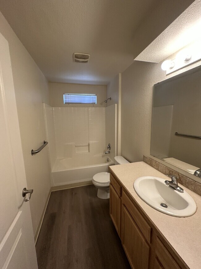 Building Photo - "Charming 2-Bed, 2-Bath Haven in Boise – Spacious 985 Sq Ft Retreat!"